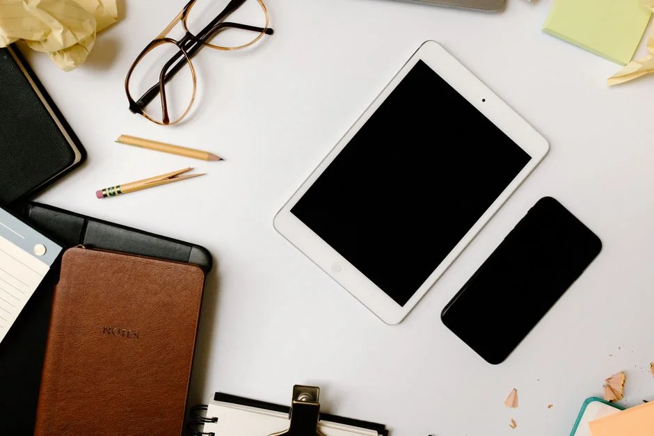 Un espace de travail contemporain mettant en scène un ordinateur portable, une tablette et des smartphones, idéal pour un usage tech et freelance.